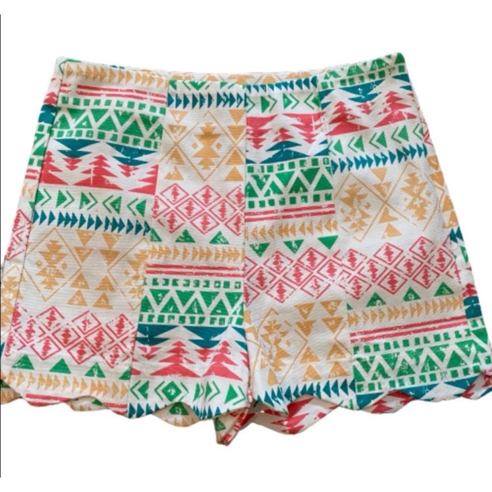 LLOVE Women’s Aztec print shorts with scalloped hem size small
